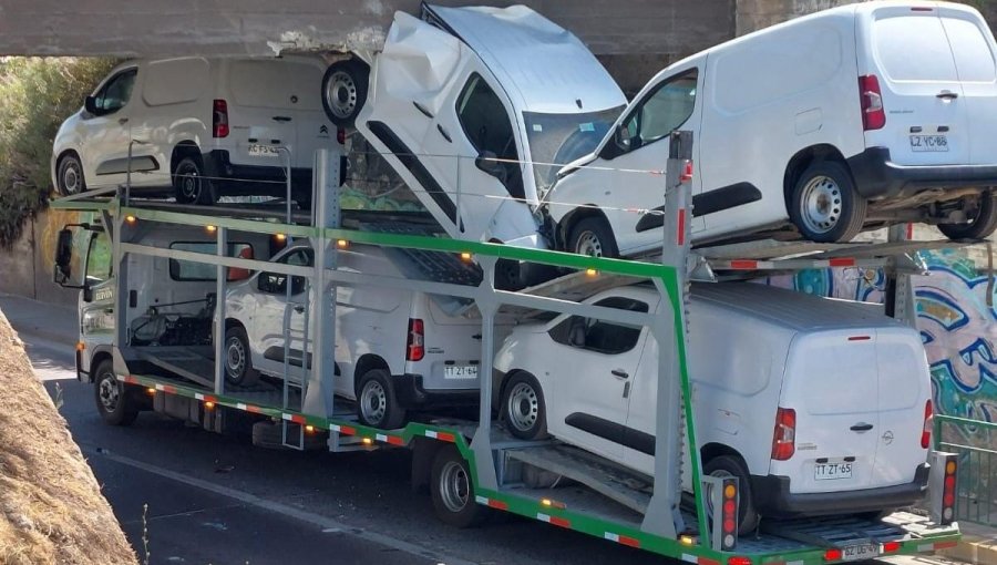 Camión que transportaba vehículos nuevos quedó atrapado en paso bajo nivel en Quilpué