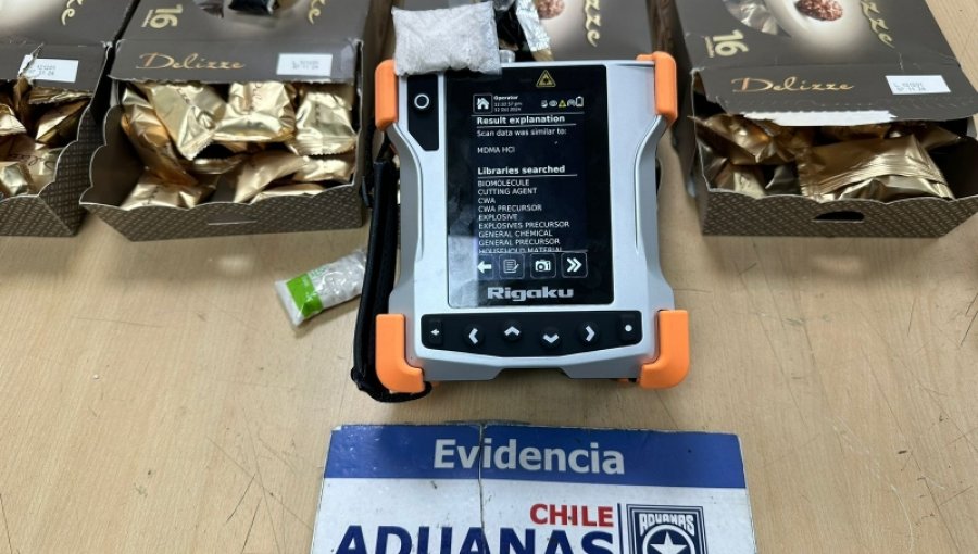 Aduanas detecta un kilo de éxtasis en aeropuerto de Santiago: droga venía oculta en cajas de chocolates