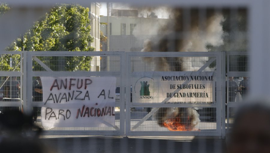 Gendarmes de Rancagua encienden barricadas al ingreso de la cárcel sumándose a las movilizaciones a nivel nacional