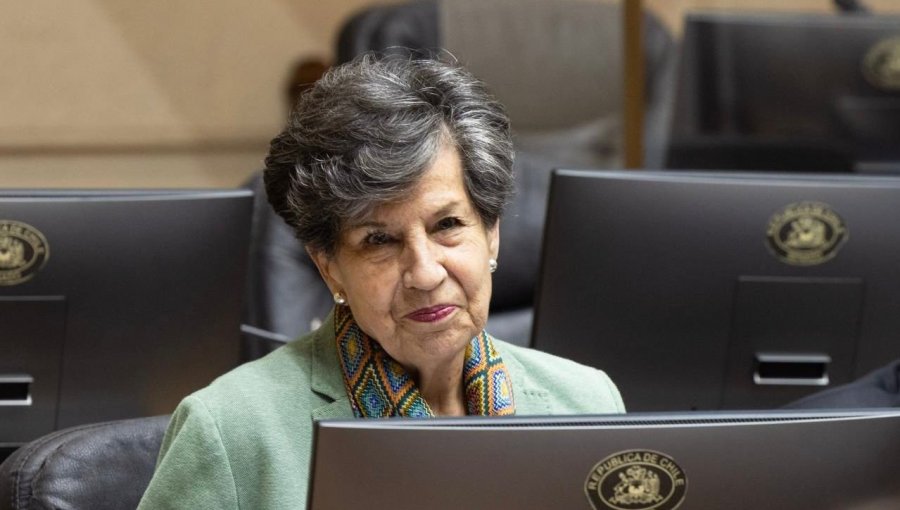 Senadora Allende dice que "se requiere más diálogo y participación" para impulsar la actividad portuaria sustentable en la V Región