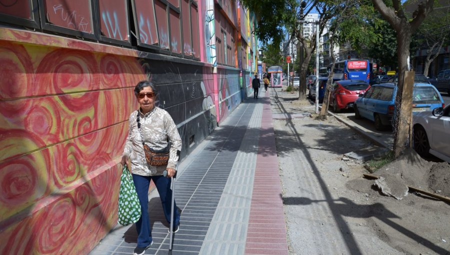 Destacan avance en obras de las nuevas veredas de céntrica calle Arlegui de Viña del Mar