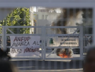 Gendarmes de Rancagua encienden barricadas al ingreso de la cárcel sumándose a las movilizaciones a nivel nacional