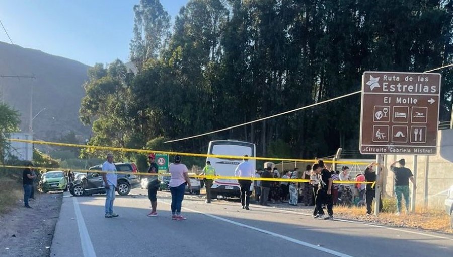 Dos personas perdieron la vida y al menos 10 resultaron lesionadas tras choque frontal entre camioneta y bus en Vicuña