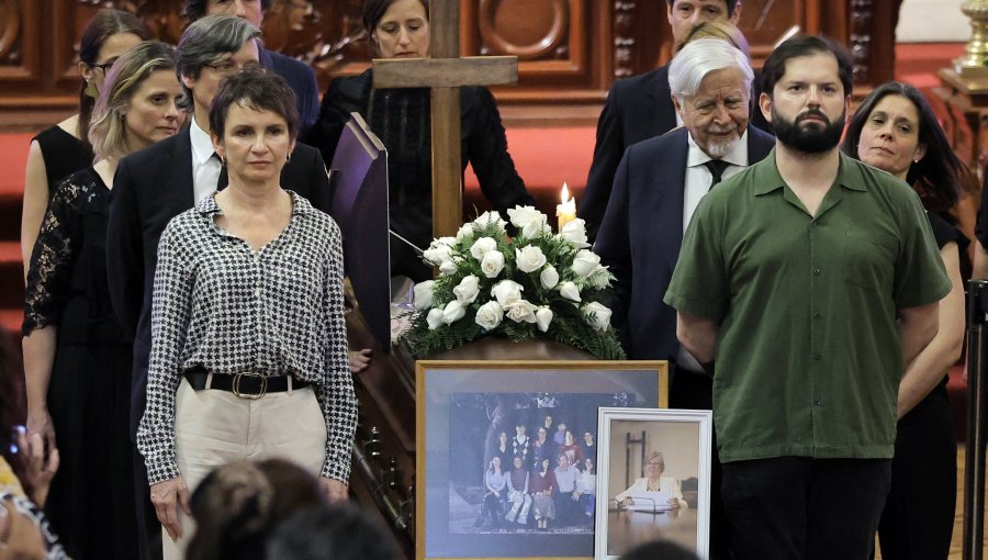 Presidente Gabriel Boric encabeza homenaje a Mercedes Bulnes en el ex Congreso Nacional