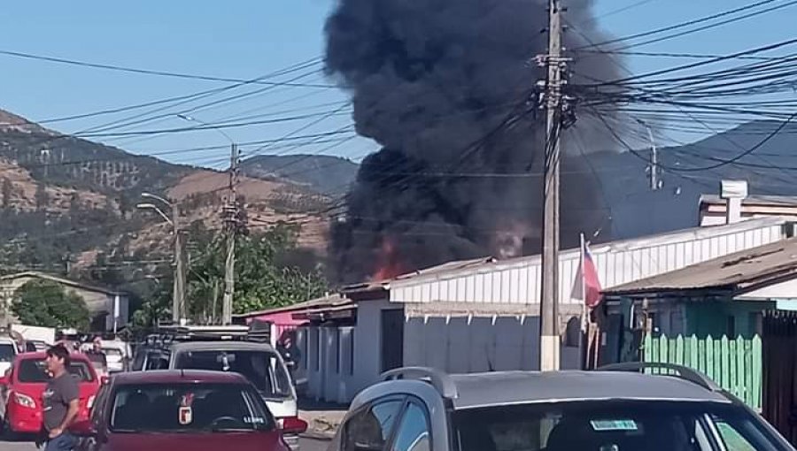 Una persona perdió la vida en incendio que afectó a dos viviendas en el sector Aconcagua Sur de Quillota