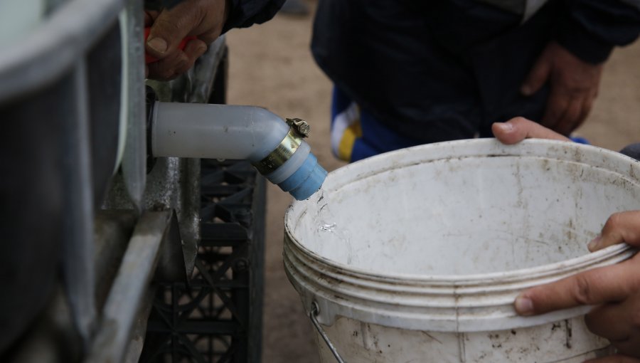 Vecinos de La Calera se quedaron sin agua potable por reparación en matriz de Esval tras falla en estación reguladora de presiones