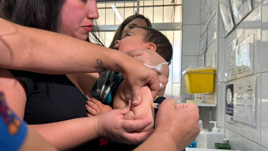 Acompañan vacunación de refuerzo contra la meningitis meningocócica y hacen llamado a completar el esquema