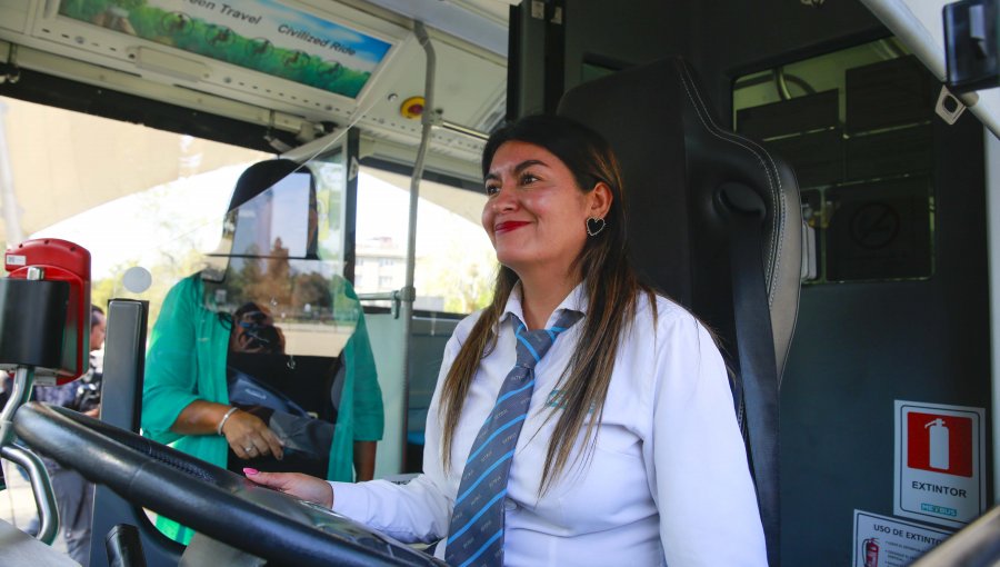 Uno de cada diez buses RED que circula dentro del Gran Santiago es conducido por mujeres