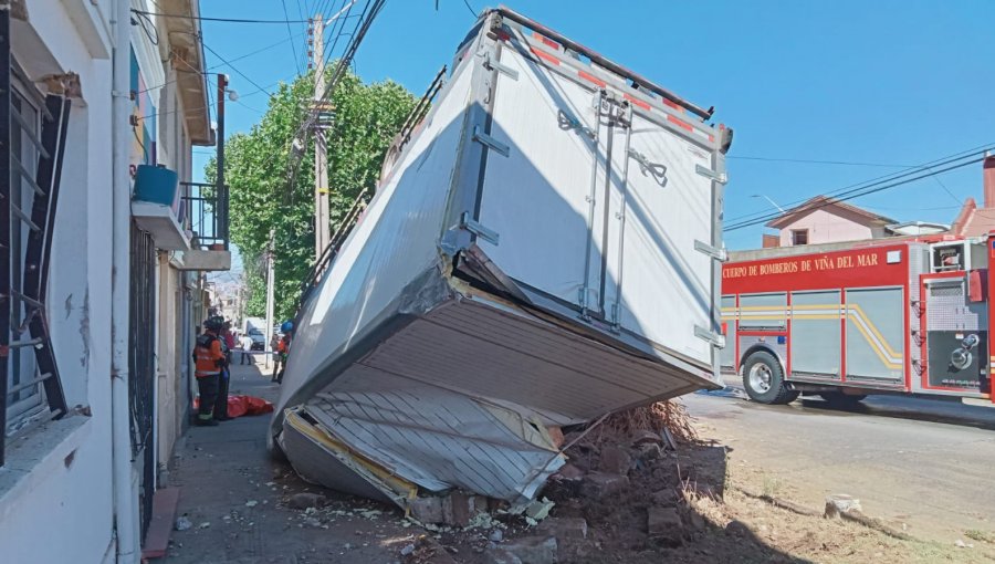 Conductor fallece tras volcar su camión en cercanías del cementerio Santa Inés en Viña del Mar