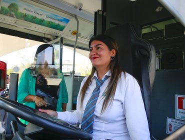 Uno de cada diez buses RED que circula dentro del Gran Santiago es conducido por mujeres