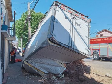 Conductor fallece tras volcar su camión en cercanías del cementerio Santa Inés en Viña del Mar