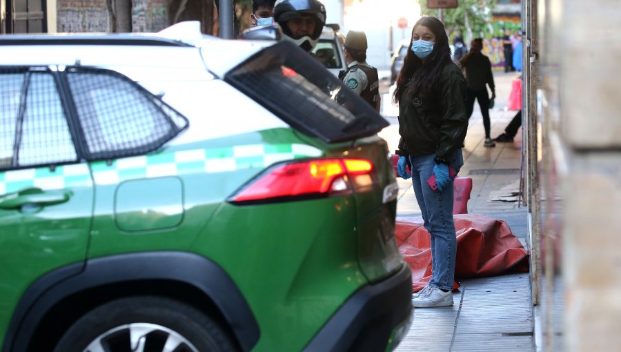 Hombre es hallado muerto a una cuadra de La Moneda: se descarta la participación de terceros