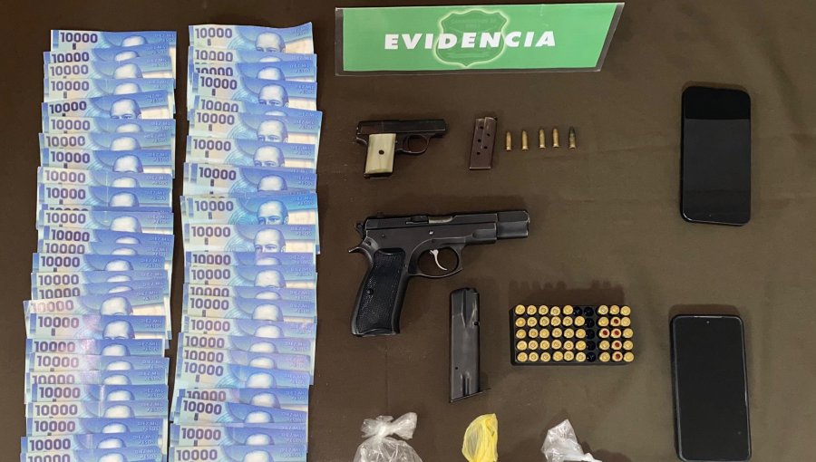 Operativo policial en La Calera deja tres detenidos: se incautaron armas, drogas y billetes falsificados