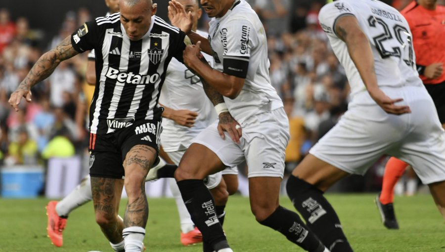 Hinchas del Mineiro lapidaron a Eduardo Vargas por sus fallos en final de la Copa Libertadores