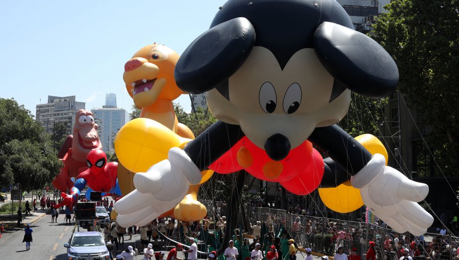 Inicia Paris Parade 2024 con recorrido de globo inspirado en Mickey Mouse