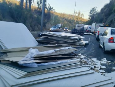 Volcamiento de la carga de un camión origina kilométrica congestión en la ruta Las Palmas de Viña del Mar