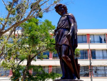 «El Príncipe Feliz» regresa a la plaza Waddington: Reinstalan popular escultura de Playa Ancha tras su caída por terremoto del '85