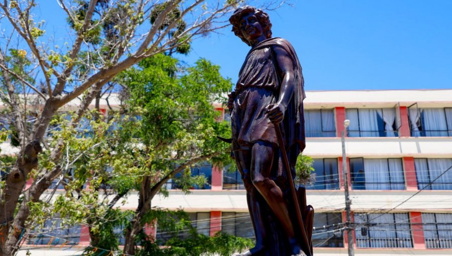 «El Príncipe Feliz» regresa a la plaza Waddington: Reinstalan popular escultura de Playa Ancha tras su caída por terremoto del '85