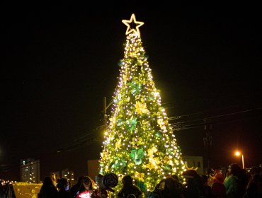 Concón da la bienvenida a diciembre con encendido de las luces de árbol de Navidad de 23 metros