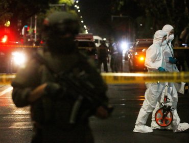 Venezolano está en riesgo vital tras ser baleado por sujetos que lo persiguieron en un auto en el Parque Almagro de Santiago