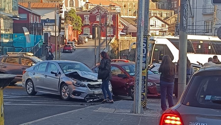 Alta congestión vehicular dejó colisión de dos automóviles en el centro de Viña del Mar