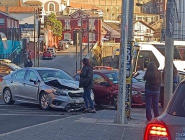 Alta congestión vehicular dejó colisión de dos automóviles en el centro de Viña del Mar