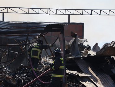 Más de 300 bomberos se desplegaron para controlar incendio en Estación Central