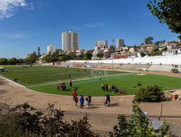 Inauguran obras de mejoramiento del estadio O'Higgins de Valparaíso: ahora cuenta con pasto sintético de nivel FIFA