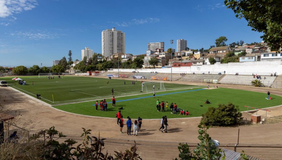 Inauguran obras de mejoramiento del estadio O'Higgins de Valparaíso: ahora cuenta con pasto sintético de nivel FIFA