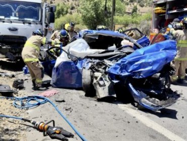 Tres personas fallecidas y otras tres heridas de gravedad deja violenta colisión frontal entre un auto y un camión en San José de Maipo