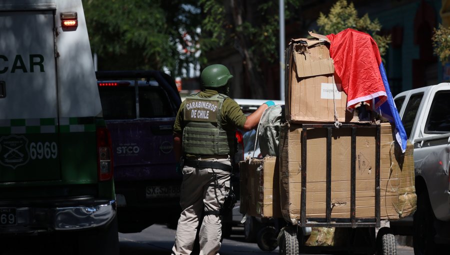 Dos detenidos y armas incautadas deja allanamiento en el barrio Meiggs de Santiago por ropa falsificada