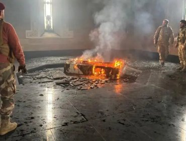 Tumba del padre del derrocado presidente sirio Bashar al Assad fue incendiada en la ciudad de Qardaha