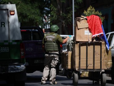 Dos detenidos y armas incautadas deja allanamiento en el barrio Meiggs de Santiago por ropa falsificada