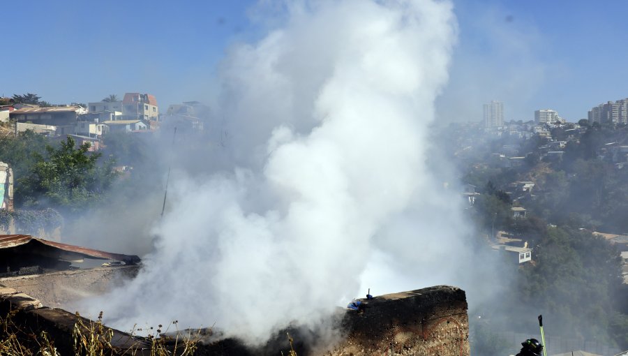 Incendio consumió una vivienda en el cerro Esperanza de Valparaíso: controlaron riesgo de propagación a zona forestal