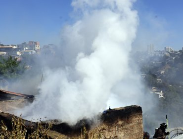 Incendio consumió una vivienda en el cerro Esperanza de Valparaíso: controlaron riesgo de propagación a zona forestal