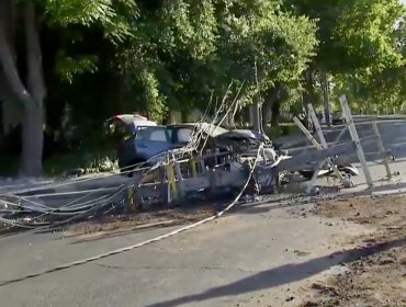Conductor en estado de ebriedad derribó dos postes en Av. Santa María de Providencia: uno de sus acompañantes está grave