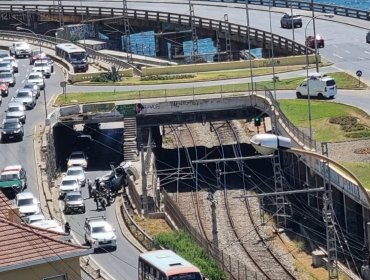 Vehículo desbarrancó en la Av. España a la altura del puente Capuchinos en dirección al centro de Viña del Mar