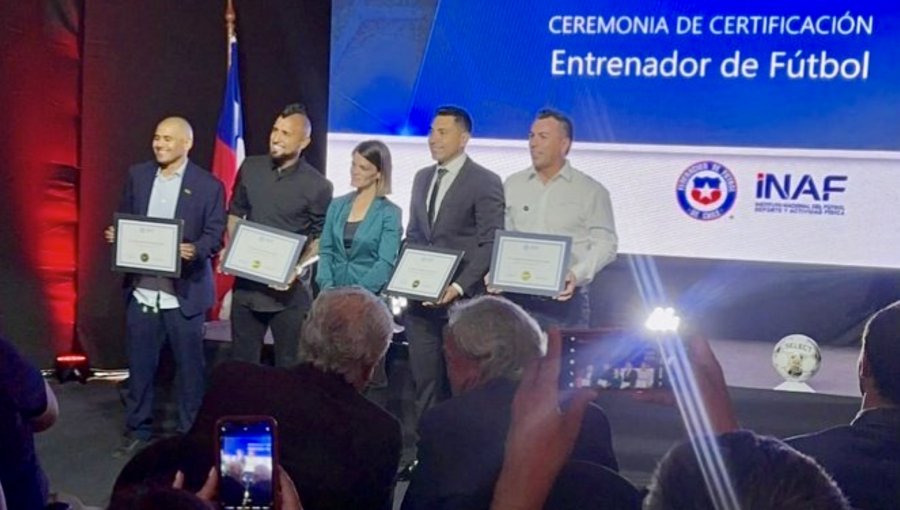 Arturo Vidal se tituló como entrenador de fútbol en el INAF: "Quiero un primer equipo"