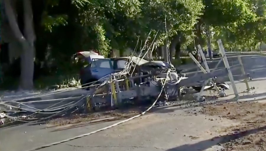 Conductor en estado de ebriedad derribó dos postes en Av. Santa María de Providencia: uno de sus acompañantes está grave