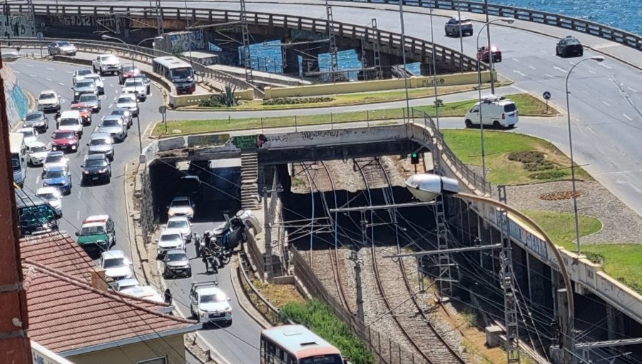 Vehículo desbarrancó en la Av. España a la altura del puente Capuchinos en dirección al centro de Viña del Mar