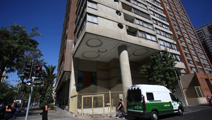 Ciudadano extranjero fue encontrado muerto y maniatado de manos y pies sobre una cama en un departamento en Santiago