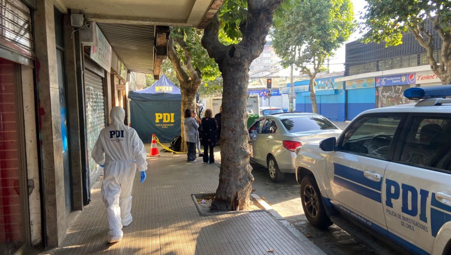 Investigan hallazgo de un cuerpo sin vida en transitada calle del plan de Viña del Mar