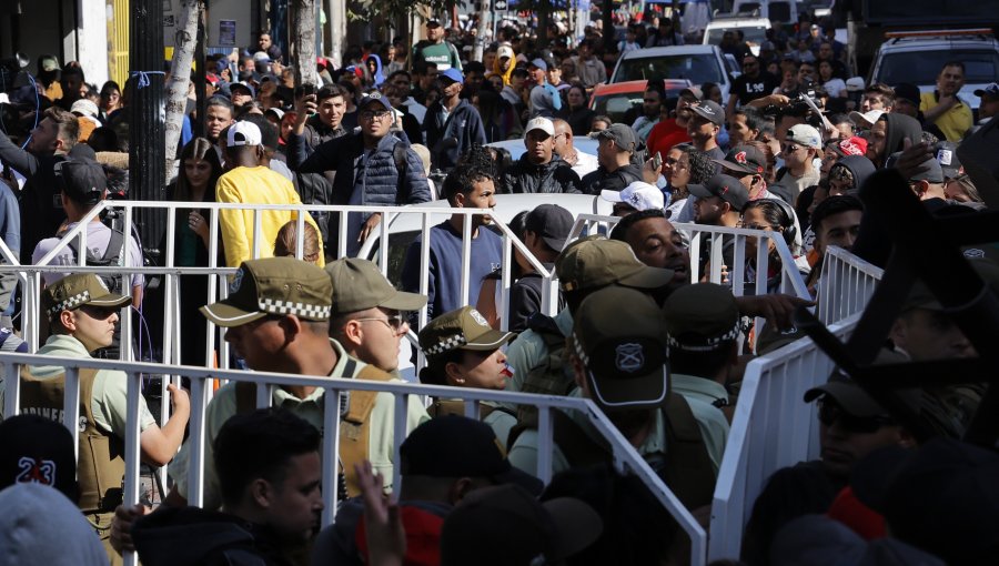 Caótica situación en Estadio Víctor Jara: Miles de migrantes hacen fila para tener acceso a los servicios del Estado chileno