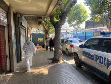 Investigan hallazgo de un cuerpo sin vida en transitada calle del plan de Viña del Mar