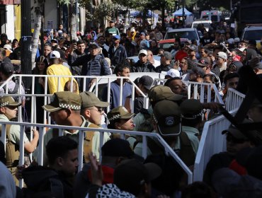 Caótica situación en Estadio Víctor Jara: Miles de migrantes hacen fila para tener acceso a los servicios del Estado chileno