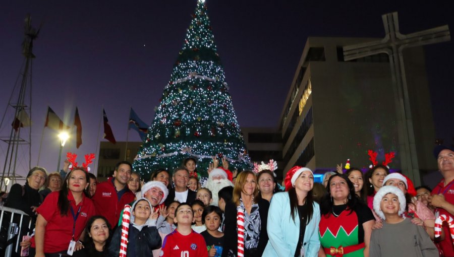 Cientos de familias participaron en el encendido del tradicional árbol navideño de Villa Alemana