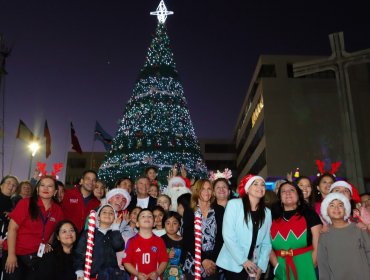 Cientos de familias participaron en el encendido del tradicional árbol navideño de Villa Alemana