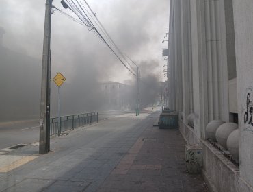 Caos en el plan de Valparaíso: Trabajadores portuarios encendieron barricadas y suspendieron el tránsito en la Av. Errázuriz