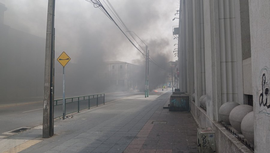 Caos en el plan de Valparaíso: Trabajadores portuarios encendieron barricadas y suspendieron el tránsito en la Av. Errázuriz