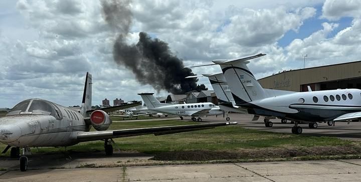 Avión privado se despista en aeropuerto de Argentina y se estrella contra una vivienda: piloto y copiloto perdieron la vida